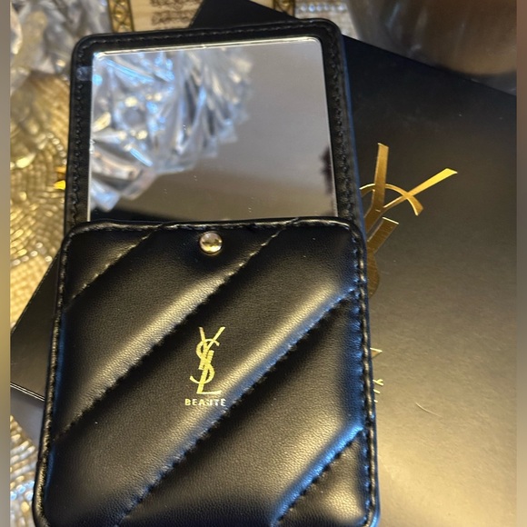 Yves Saint Laurent - Picture 7 of 10